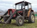 Czerwony traktor Ursus C-360 z ładowaczem. Zbiornik paliwa C-360 pojemność jest kluczowa dla długiej pracy w polu.