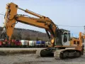 Potężna koparka Liebherr 954, ważąca 50 ton, gotowa do pracy na placu budowy.
