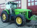 Zielony John Deere 8300C, potężna maszyna rolnicza, gotowa do pracy. Zastanawiasz się, ile motogodzin wytrzyma ciągnik tej klasy?