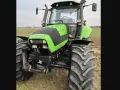 Zielony traktor Deutz-Fahr Agrotron 150, gotowy do pracy na polu. Poznaj jego deutz-fahr agrotron 150 dane techniczne.