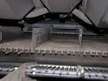 Wnętrze kombajnu z widocznym elementem roboczym, przypominającym ząbkowany rotor.