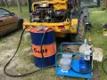 Ważne jest, jak sprawdzić poziom oleju hydraulicznego w koparce. Na zdjęciu widać beczkę Gulf i pompę do uzupełniania płynu.