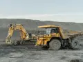 Żółty koparka i wywrotka Komatsu na placu budowy. Poznaj nazwy maszyn budowlanych, które pracują w trudnych warunkach.