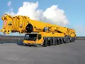 Potężny, żółty dźwig LTM 11200-9.1 o udźwigu 1200 ton, gotowy do pracy.