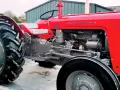 Odrestaurowany Massey Ferguson 35, klasyk z imponującymi danymi technicznymi, gotowy do pracy.