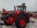 Czerwony traktor Fendt 1050, potężna maszyna rolnicza. Poznaj jego imponujące fendt 1050 dane techniczne.