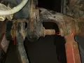 Zetor 7211: gdzie jest filtr hydrauliki? Widoczne elementy układu podnośnika, czerwone strzałki wskazują punkty mocowania.