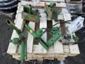 Części do amortyzacji kabiny John Deere: siłownik, wsporniki i elementy hydrauliczne.