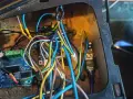 Układ elektroniczny z przewodami, potencjalnie do projektu jak zrobić EHR do ciągnika. Widać płytkę drukowaną i złącza.