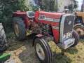 Czerwony Massey Ferguson 235, gotowy do pracy. Dane techniczne tego modelu to jego moc i niezawodność.