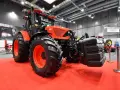 Czerwony prototyp ciągnika Zetor RADA 6 na targach. Poznaj zetor modele i moc, które zachwycają innowacyjnością i siłą.