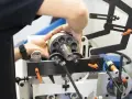 Ręce montują element wirnika pompy hydraulicznej, który jest częścią układu elektrycznego.