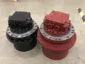 Dwa silniki hydrauliczne, czarny i czerwony, to przykłady tego, co to jest zwolnica. Są to kluczowe elementy układu napędowego maszyn.