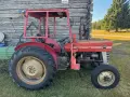 Czerwony ciągnik Massey Ferguson 3065, gotowy do pracy. Poznaj jego massey ferguson 3065 dane techniczne i możliwości.