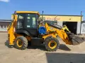 Żółta koparko-ładowarka JCB 2CX z ładowarką z przodu i koparką z tyłu, gotowa do pracy. Dane techniczne dostępne dla zainteresowanych.
