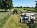 Tractor pracujący na polu, a w rogu symulator do rolnictwa precyzyjnego.