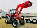 Czerwony ciągnik Massey Ferguson 390 z ładowaczem czołowym, gotowy do pracy. Dane techniczne tego modelu są imponujące.