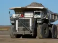 Ogromna kopalniana ciężarówka Liebherr T 282 C, największa maszyna na świecie, z pełnym ładunkiem ziemi.