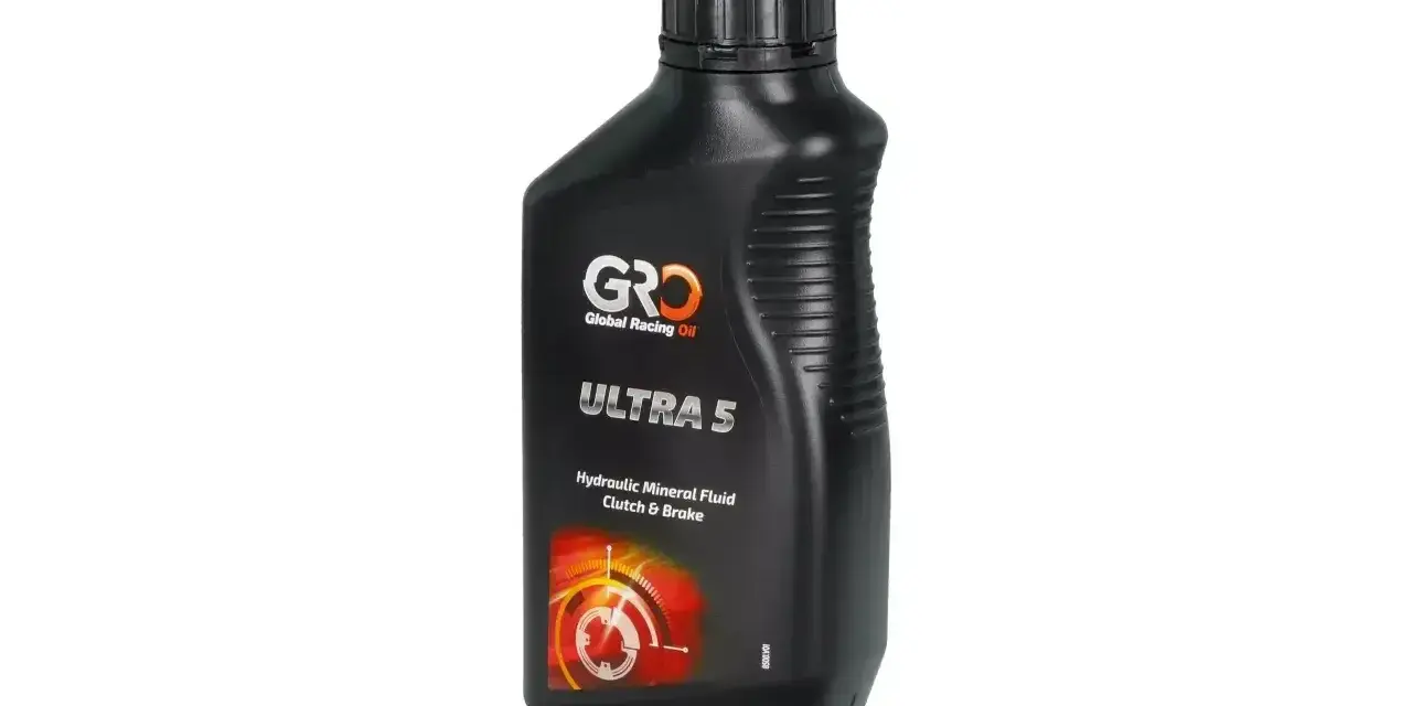 Czarny, profilowany kanister z olejem hydraulicznym GRD ULTRA 5. Różne rodzaje olejów hydraulicznych do hamulców i sprzęgieł.