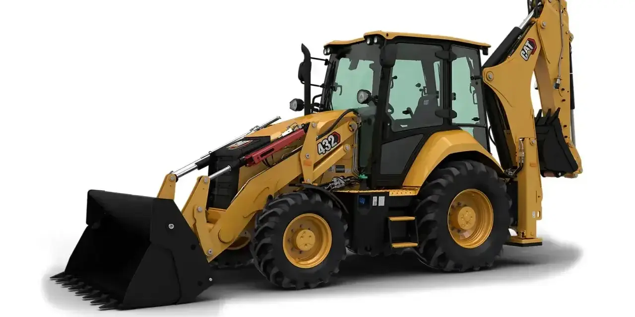 Żółta koparko-ładowarka marki CAT, model 432, gotowa do pracy na budowie.