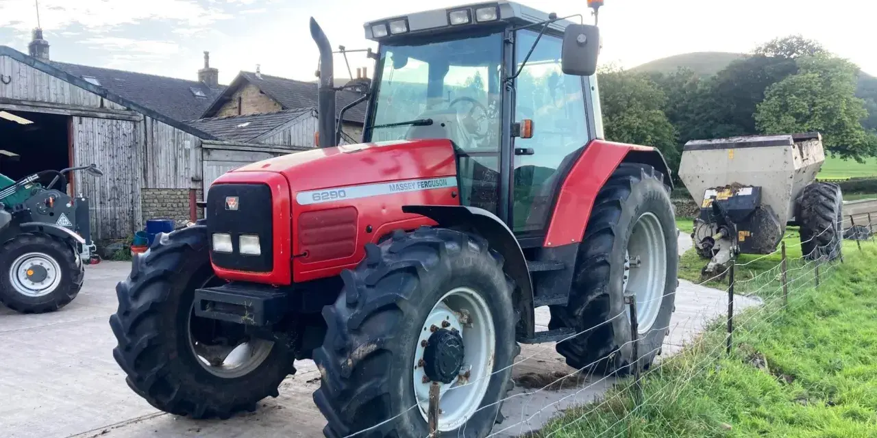 Czerwony Massey Ferguson 6290 gotowy do pracy. Dane techniczne tego ciągnika są imponujące, co widać po jego solidnej budowie.
