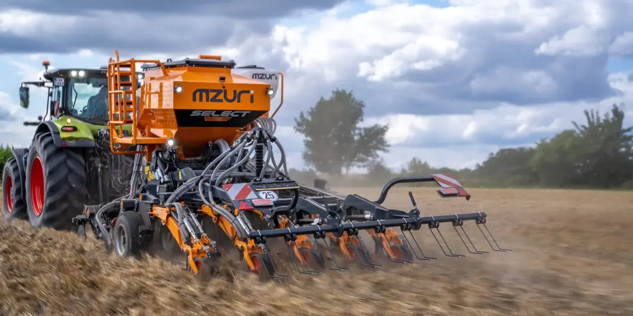 Traktor z siewnikiem Mzuri Select pracuje na polu, wykonując uprawę bezorkową. To idealny agregat do siewu bezpośredniego.