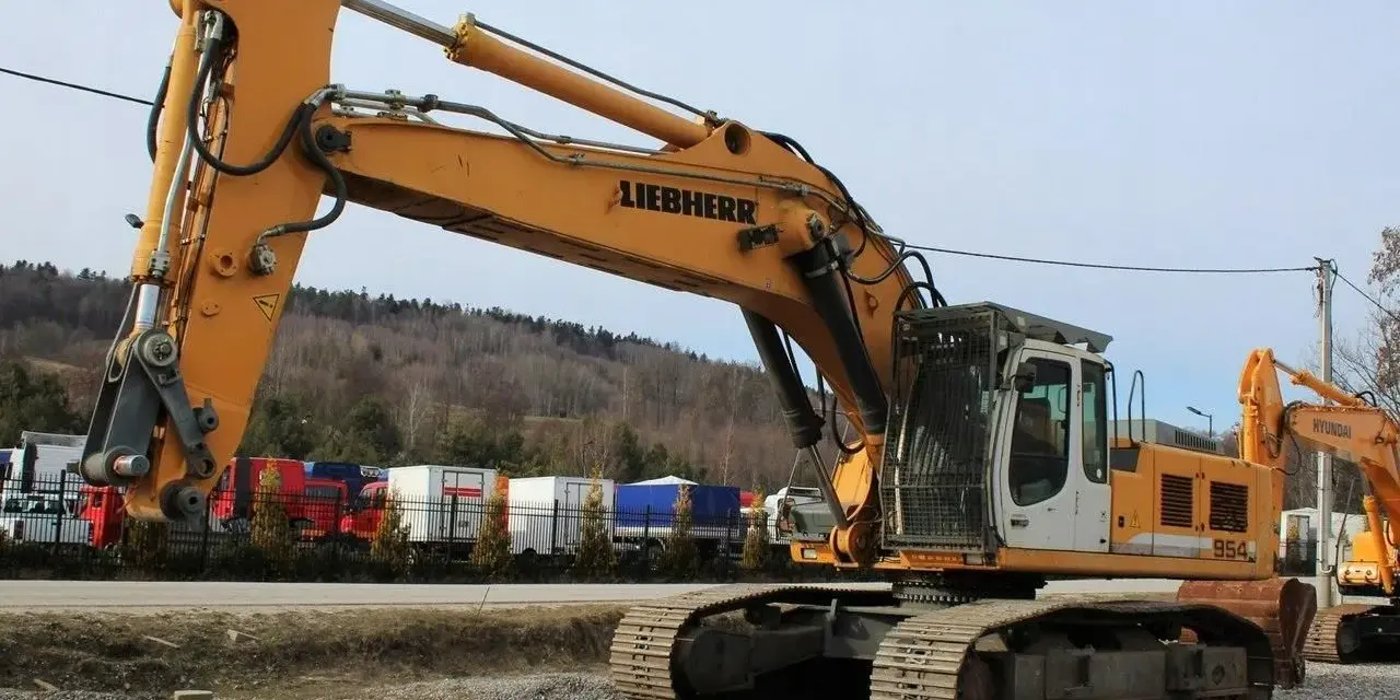 Potężna koparka Liebherr 954, ważąca 50 ton, gotowa do pracy na placu budowy.