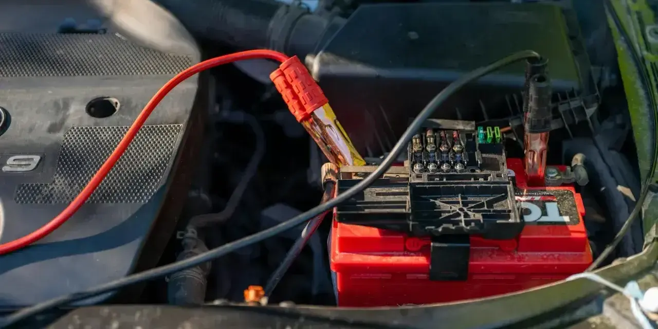 Kable rozruchowe podłączone do akumulatora. Czerwony kabel z zaciskiem na biegunie, czarny na skrzynce bezpieczników. Odpalanie na krótko.