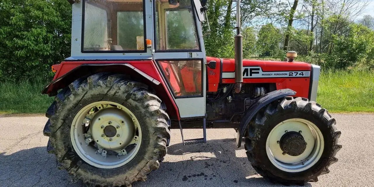 Czerwony traktor Massey Ferguson 274S, widok z boku. Poznaj mf 274 dane techniczne tego solidnego sprzętu rolniczego.