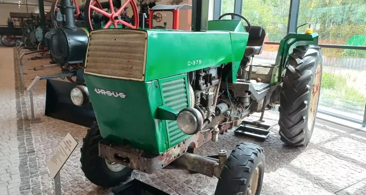 Zielony Ursus C-375, jeden z prototypów, prezentowany w muzeum.