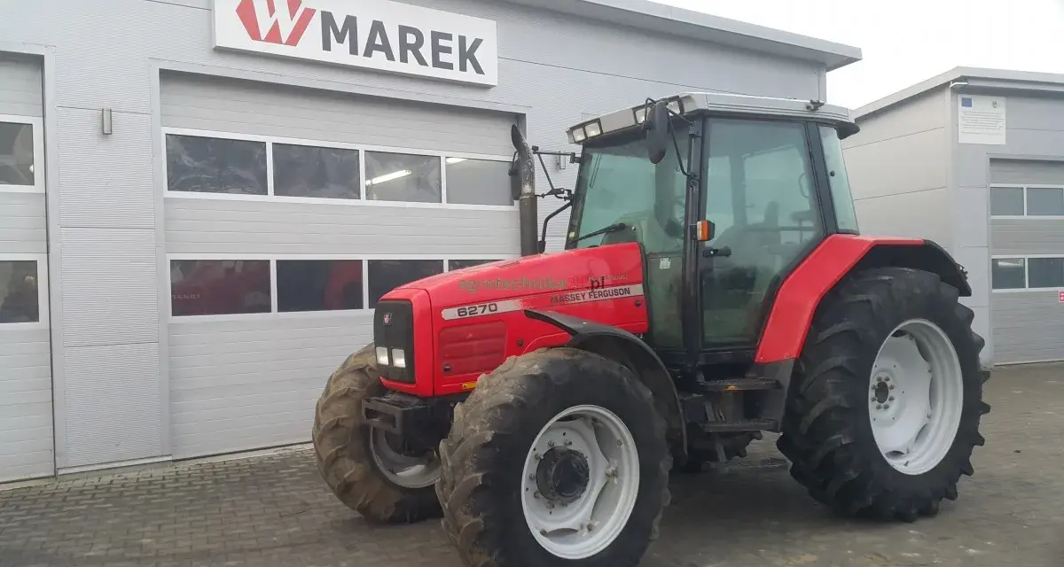 Czerwony traktor Massey Ferguson 6270, gotowy do pracy. Dane techniczne dostępne wkrótce.