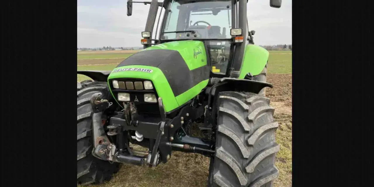 Zielony traktor Deutz-Fahr Agrotron 150, gotowy do pracy na polu. Poznaj jego deutz-fahr agrotron 150 dane techniczne.