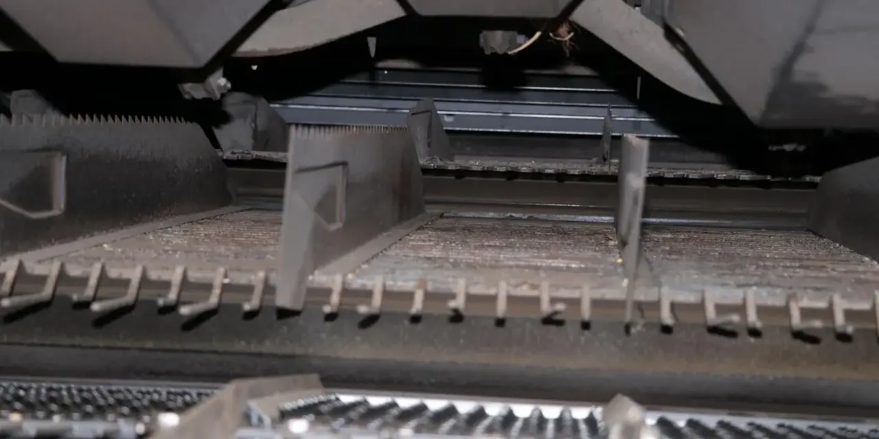 Wnętrze kombajnu z widocznym elementem roboczym, przypominającym ząbkowany rotor.