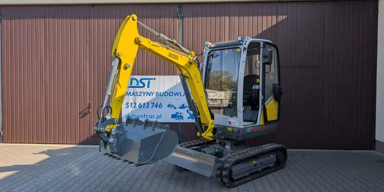 Żółta minikoparka Wacker Neuson. Dowiedz się, ile kosztuje godzina pracy minikoparki, wynajmując ją w DST Maszyny Budowlane.