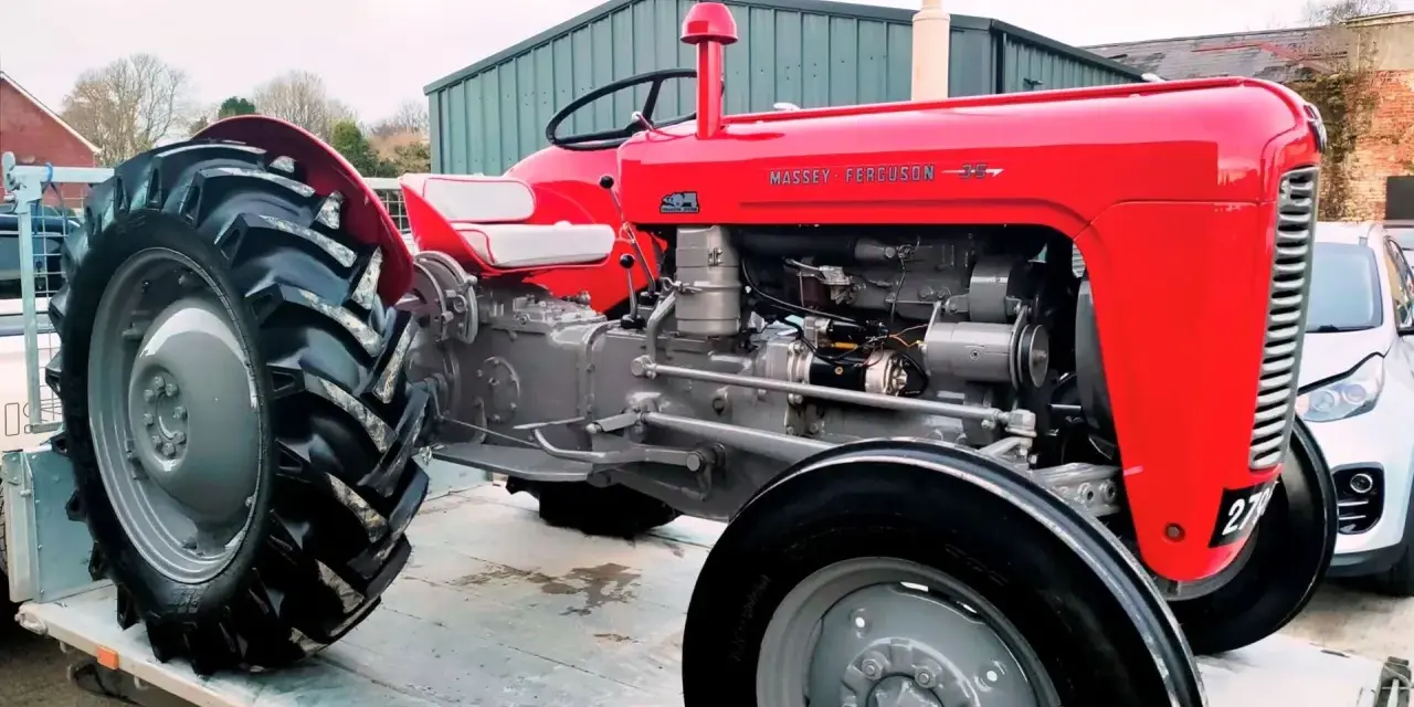 Odrestaurowany Massey Ferguson 35, klasyk z imponującymi danymi technicznymi, gotowy do pracy.