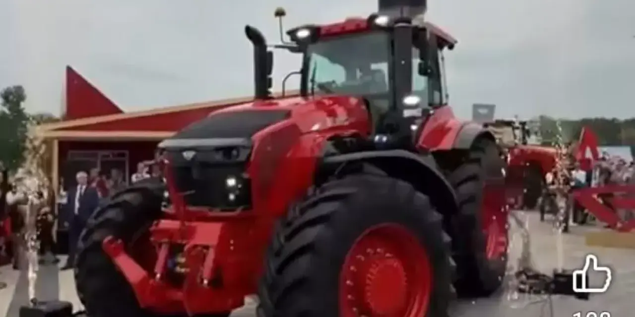 Czerwony traktor Fendt 1050, potężna maszyna rolnicza. Poznaj jego imponujące fendt 1050 dane techniczne.