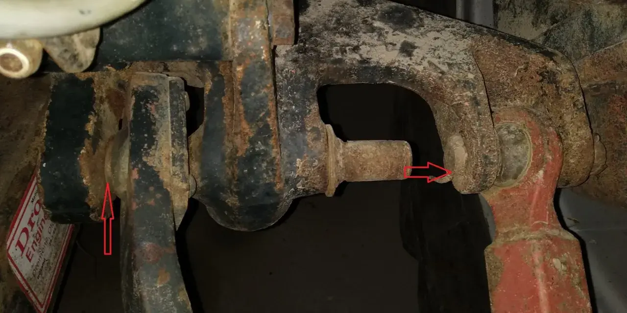 Zetor 7211: gdzie jest filtr hydrauliki? Widoczne elementy układu podnośnika, czerwone strzałki wskazują punkty mocowania.