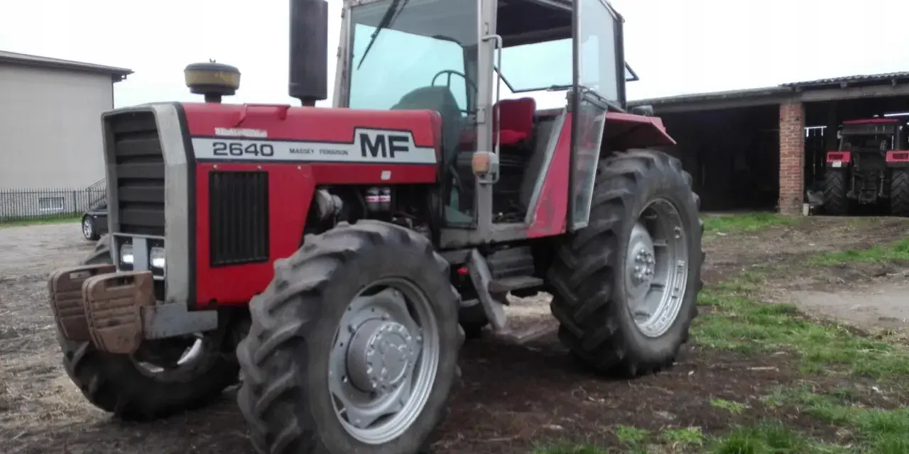 Czerwony traktor Massey Ferguson 2640, gotowy do pracy. Poznaj jego massey ferguson 2640 dane techniczne i możliwości.