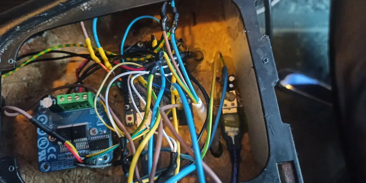 Układ elektroniczny z przewodami, potencjalnie do projektu jak zrobić EHR do ciągnika. Widać płytkę drukowaną i złącza.