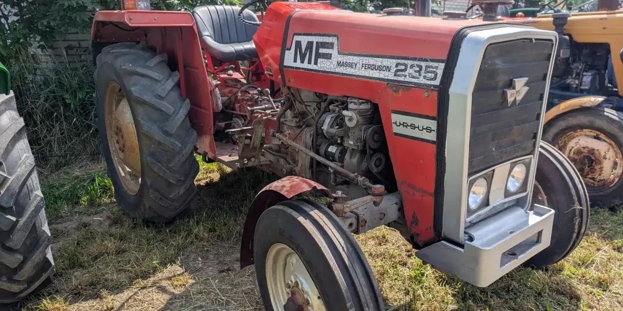 Czerwony Massey Ferguson 235, gotowy do pracy. Dane techniczne tego modelu to jego moc i niezawodność.