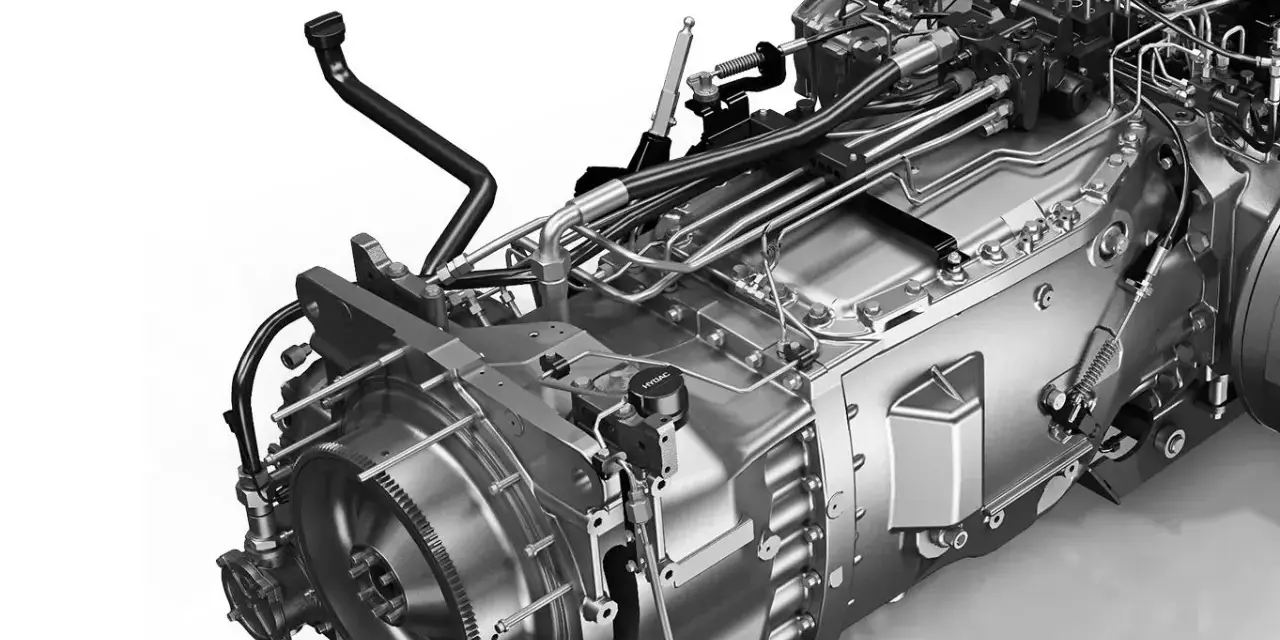 Skrzynia hydrostatyczna zasada działania: złożony mechanizm z licznymi przewodami hydraulicznymi i elementami sterującymi, pokazujący przepływ mocy.