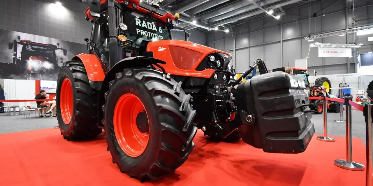 Czerwony prototyp ciągnika Zetor RADA 6 na targach. Poznaj zetor modele i moc, które zachwycają innowacyjnością i siłą.