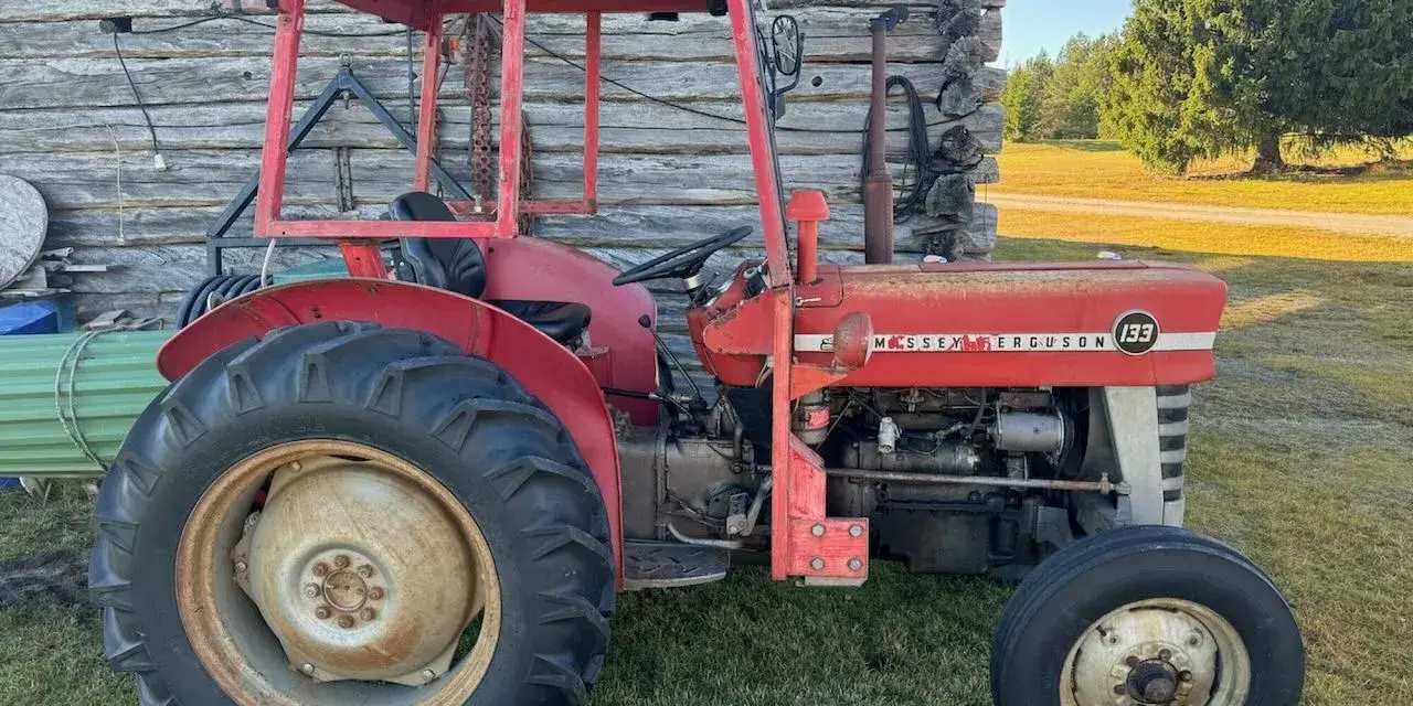 Czerwony ciągnik Massey Ferguson 3065, gotowy do pracy. Poznaj jego massey ferguson 3065 dane techniczne i możliwości.