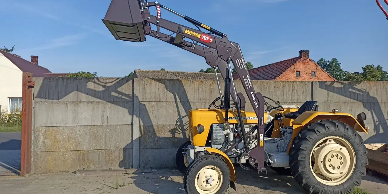 Żółty Ursus C-330 z ładowaczem czołowym Tur 1. Ciągnik waży ok. 1700 kg, a ładowacz udźwignie 700 kg.