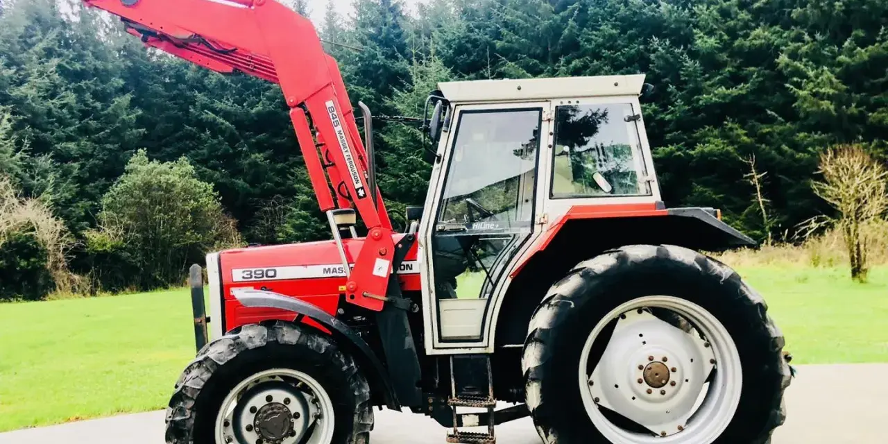 Czerwony ciągnik Massey Ferguson 390T z ładowaczem czołowym, gotowy do pracy. Poznaj jego massey ferguson 390t dane techniczne.