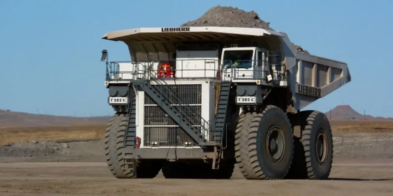Ogromna kopalniana ciężarówka Liebherr T 282 C, największa maszyna na świecie, z pełnym ładunkiem ziemi.