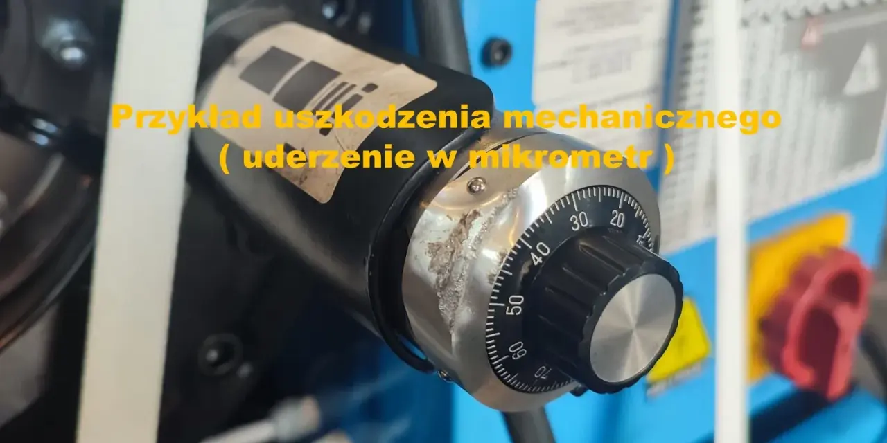 Widoczny przykład uszkodzenia mechanicznego maszyny – wgniecenia i zarysowania na obudowie mikrometru, świadczące o uderzeniu.