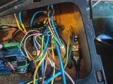 Układ elektroniczny z przewodami, potencjalnie do projektu jak zrobić EHR do ciągnika. Widać płytkę drukowaną i złącza.