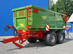 Zielona wywrotka tandem marki HILKEN z czerwonymi elementami i drabiną. Gotowa do pracy na budowie lub w gospodarstwie.