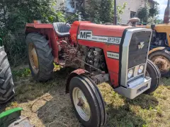 Czerwony Massey Ferguson 235, gotowy do pracy. Dane techniczne tego modelu to jego moc i niezawodność.